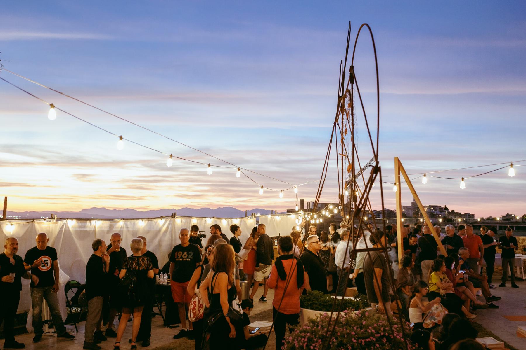 Il pubblico di Signal 2025 al tramonto, sulla costa di Cagliari