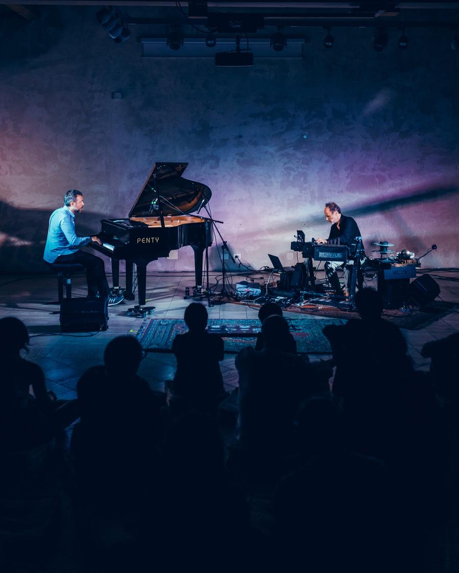 Pianoforte ed ensemble sul palco durante interzone