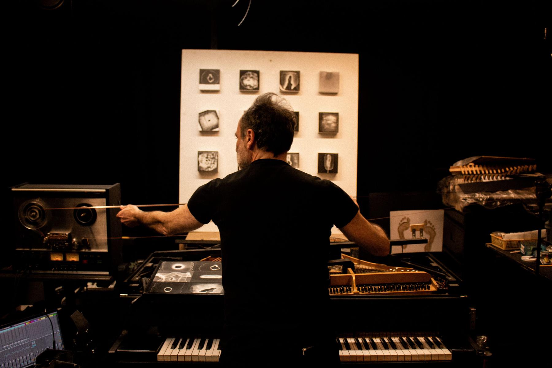 Lo studio dell’associazione, con rack di apparecchiature e tastiere
